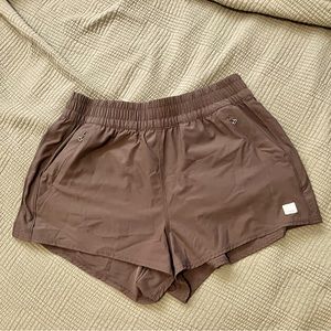 Vuori dash shorts, medium oregano